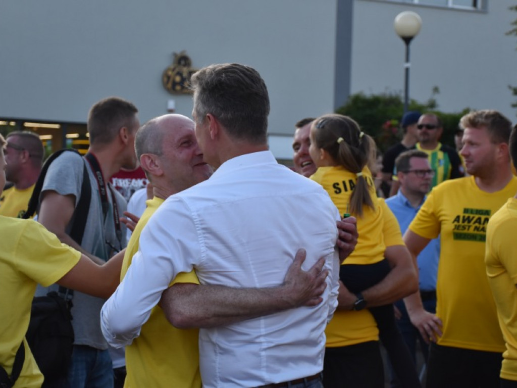 Tak kibice i piłkarze KS Siarka świętowali awans do II ligi. Zdjęcia z fety na runku