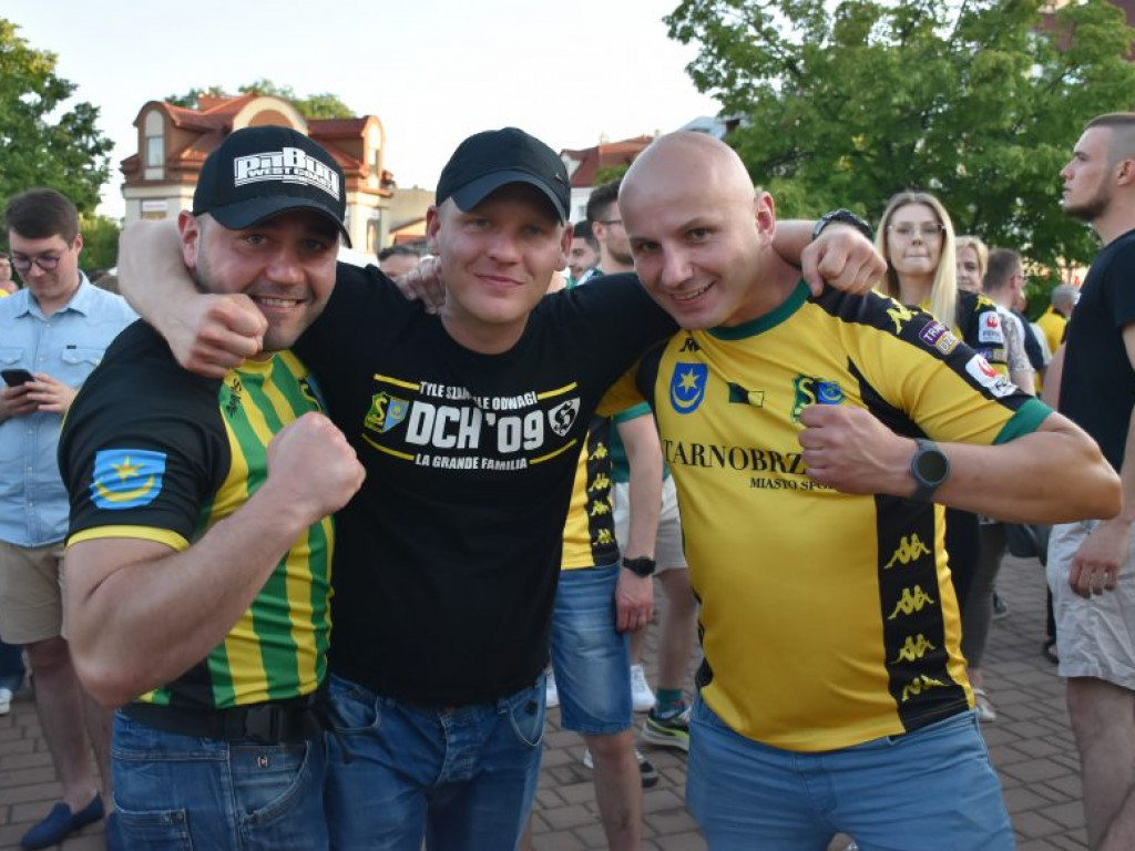 Tak kibice i piłkarze KS Siarka świętowali awans do II ligi. Zdjęcia z fety na runku