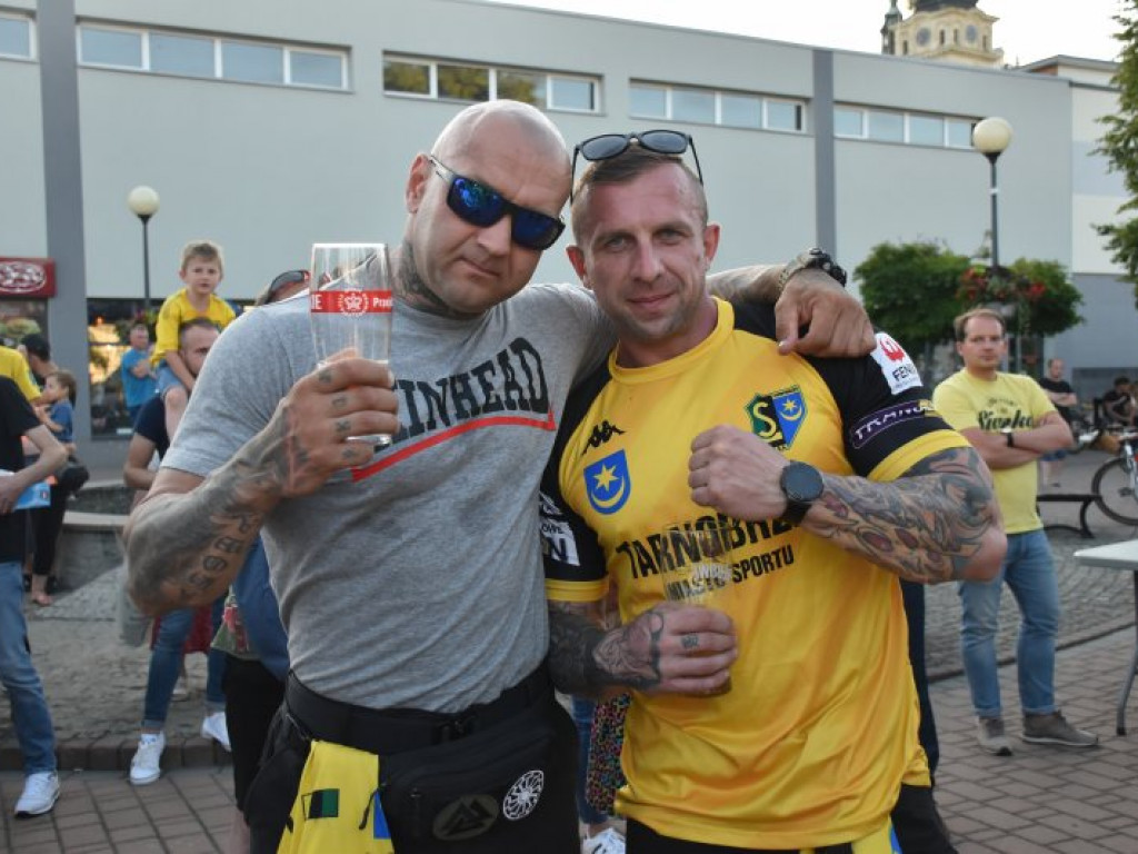 Tak kibice i piłkarze KS Siarka świętowali awans do II ligi. Zdjęcia z fety na runku