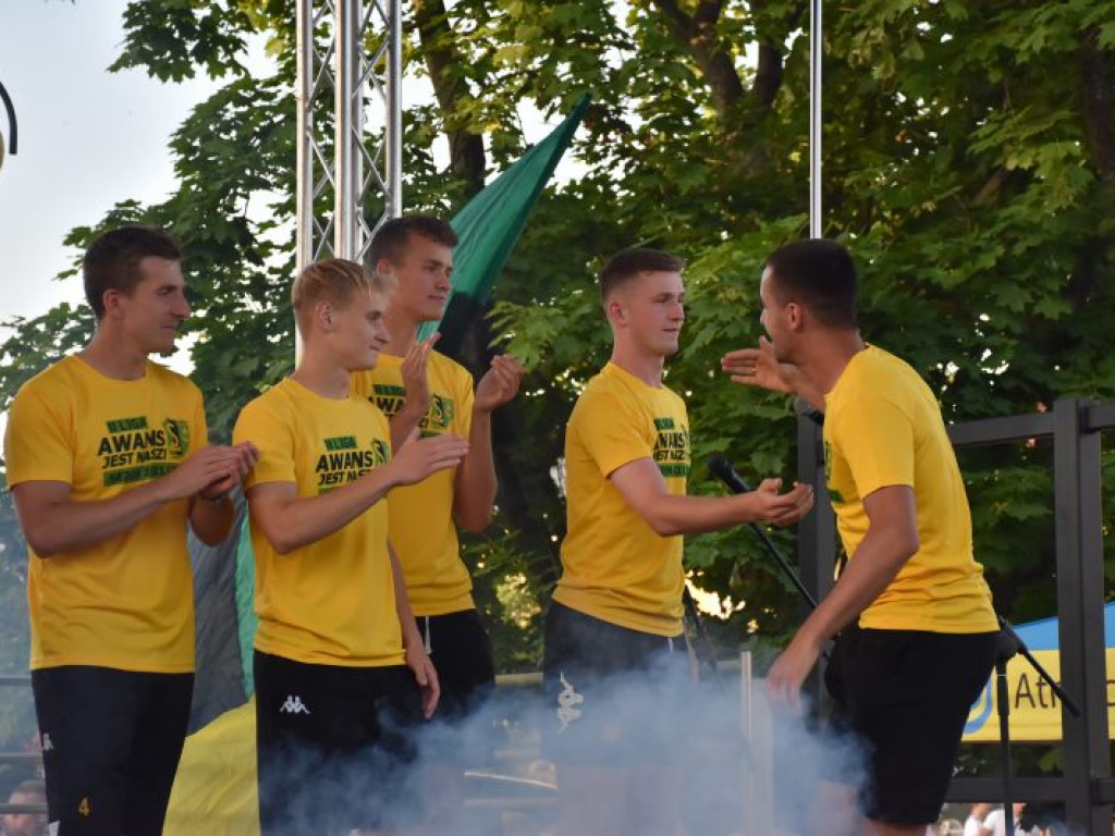 Tak kibice i piłkarze KS Siarka świętowali awans do II ligi. Zdjęcia z fety na runku
