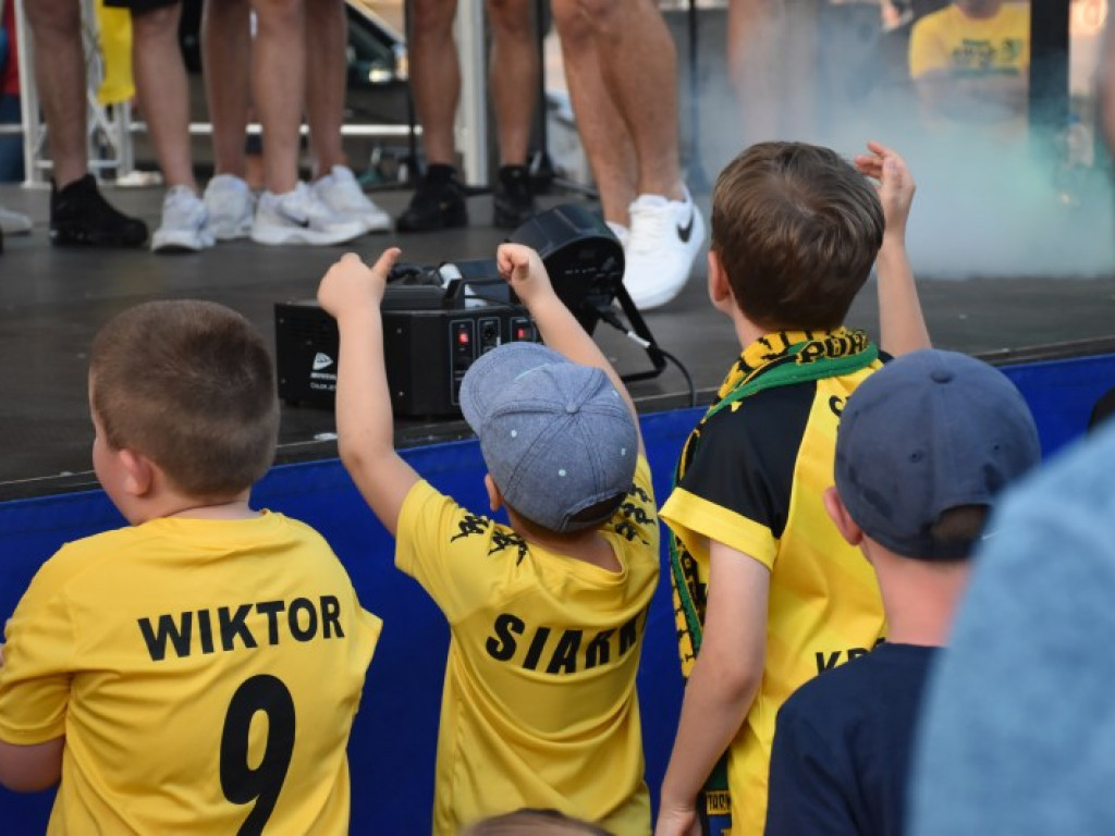 Tak kibice i piłkarze KS Siarka świętowali awans do II ligi. Zdjęcia z fety na runku