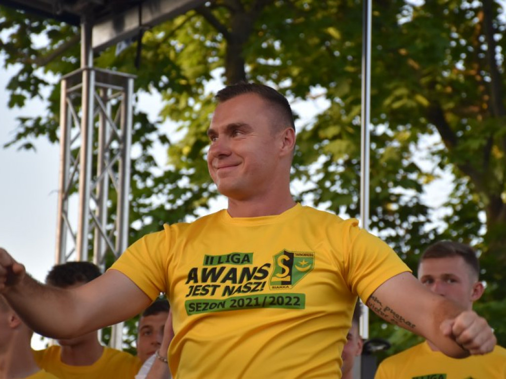Tak kibice i piłkarze KS Siarka świętowali awans do II ligi. Zdjęcia z fety na runku