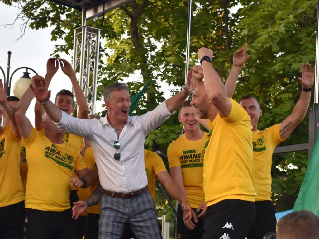 Tak kibice i piłkarze KS Siarka świętowali awans do II ligi. Zdjęcia z fety na runku
