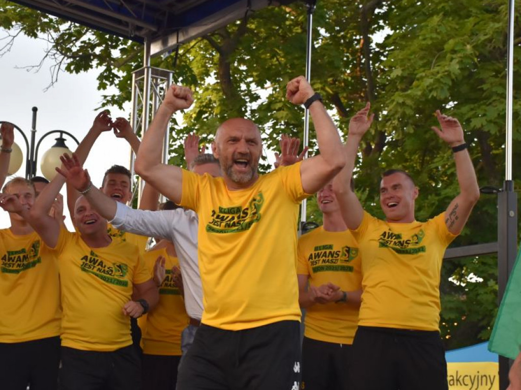 Tak kibice i piłkarze KS Siarka świętowali awans do II ligi. Zdjęcia z fety na runku