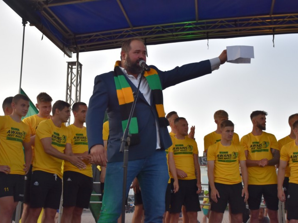 Tak kibice i piłkarze KS Siarka świętowali awans do II ligi. Zdjęcia z fety na runku