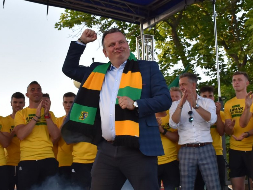 Tak kibice i piłkarze KS Siarka świętowali awans do II ligi. Zdjęcia z fety na runku