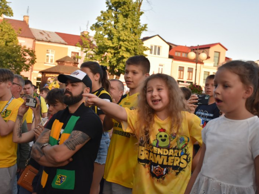 Tak kibice i piłkarze KS Siarka świętowali awans do II ligi. Zdjęcia z fety na runku