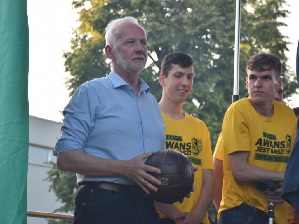 Tak kibice i piłkarze KS Siarka świętowali awans do II ligi. Zdjęcia z fety na runku
