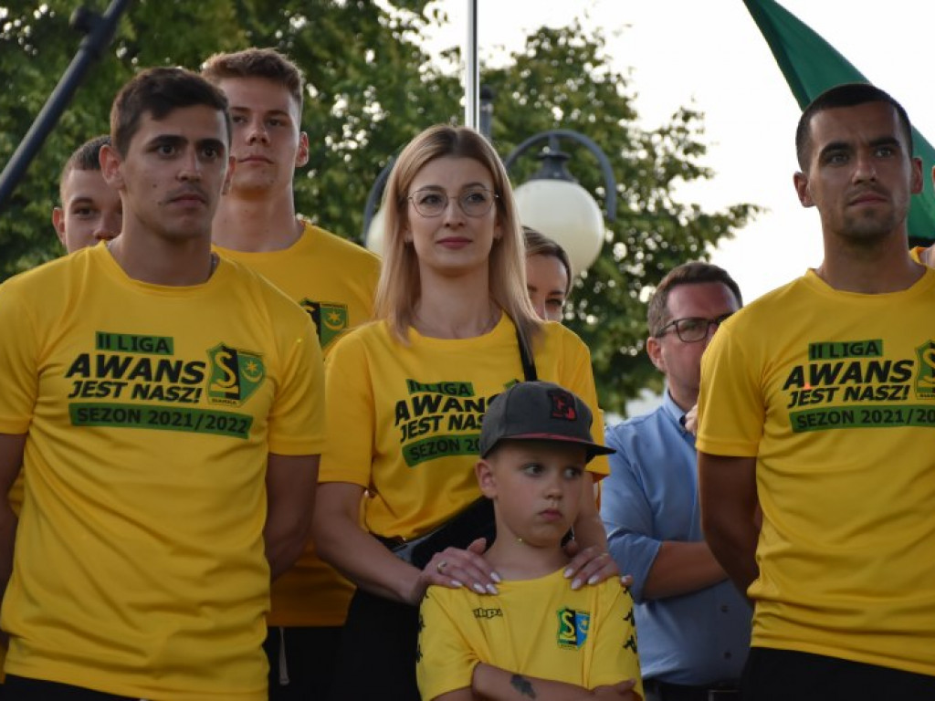 Tak kibice i piłkarze KS Siarka świętowali awans do II ligi. Zdjęcia z fety na runku