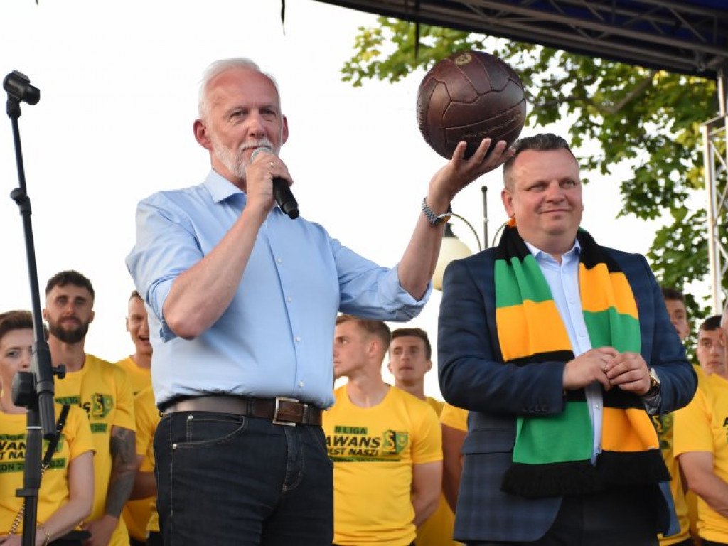 Tak kibice i piłkarze KS Siarka świętowali awans do II ligi. Zdjęcia z fety na runku