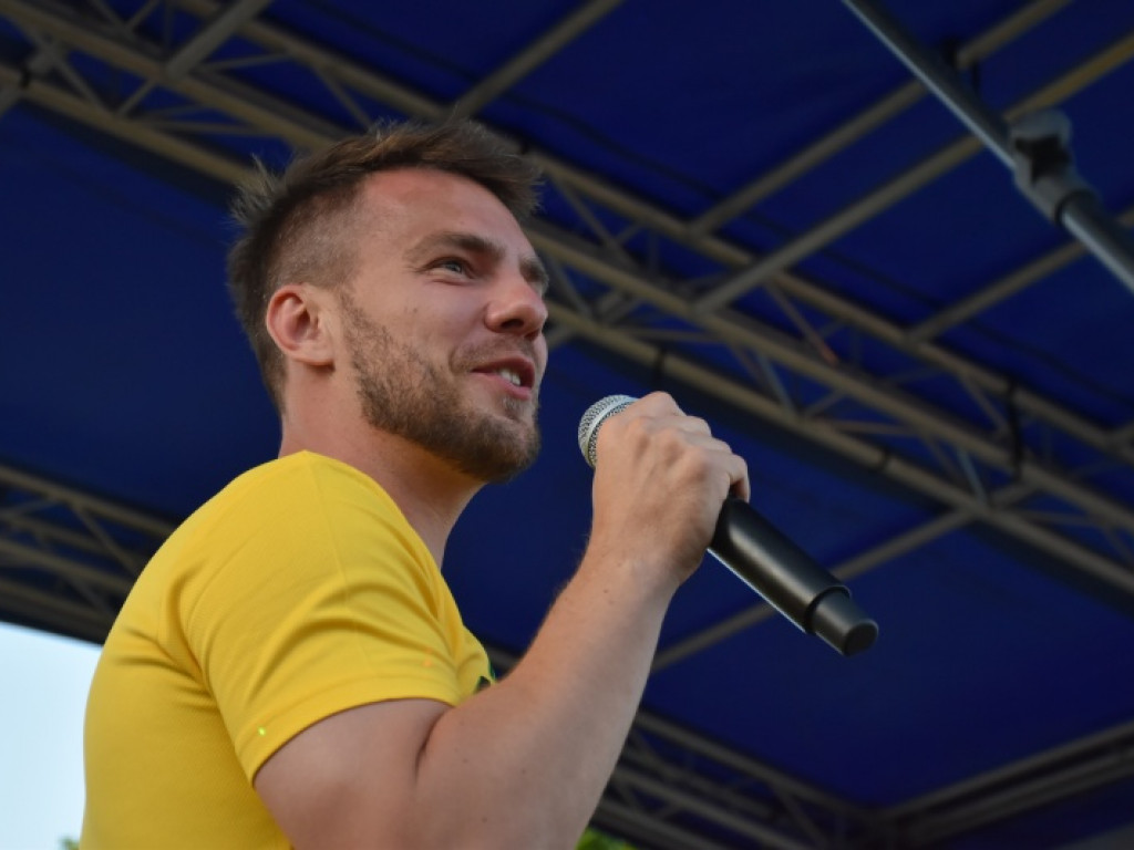 Tak kibice i piłkarze KS Siarka świętowali awans do II ligi. Zdjęcia z fety na runku