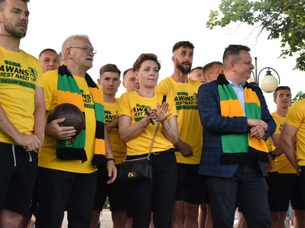 Tak kibice i piłkarze KS Siarka świętowali awans do II ligi. Zdjęcia z fety na runku