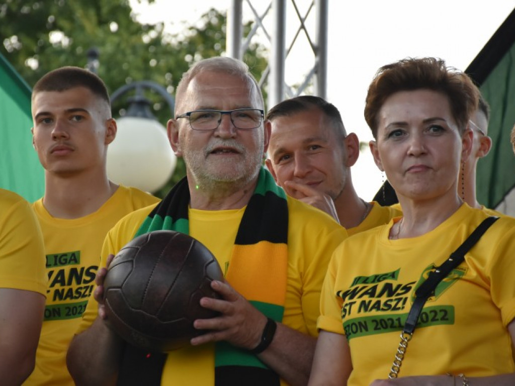 Tak kibice i piłkarze KS Siarka świętowali awans do II ligi. Zdjęcia z fety na runku