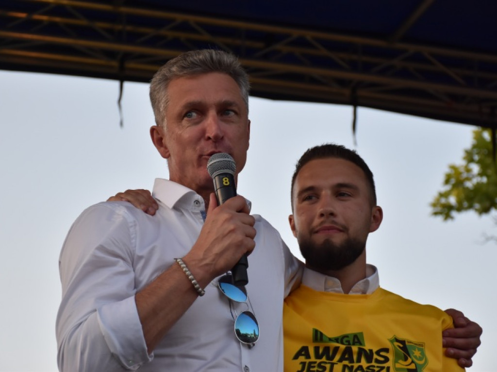 Tak kibice i piłkarze KS Siarka świętowali awans do II ligi. Zdjęcia z fety na runku