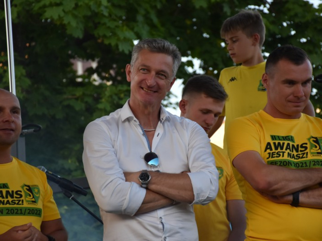 Tak kibice i piłkarze KS Siarka świętowali awans do II ligi. Zdjęcia z fety na runku