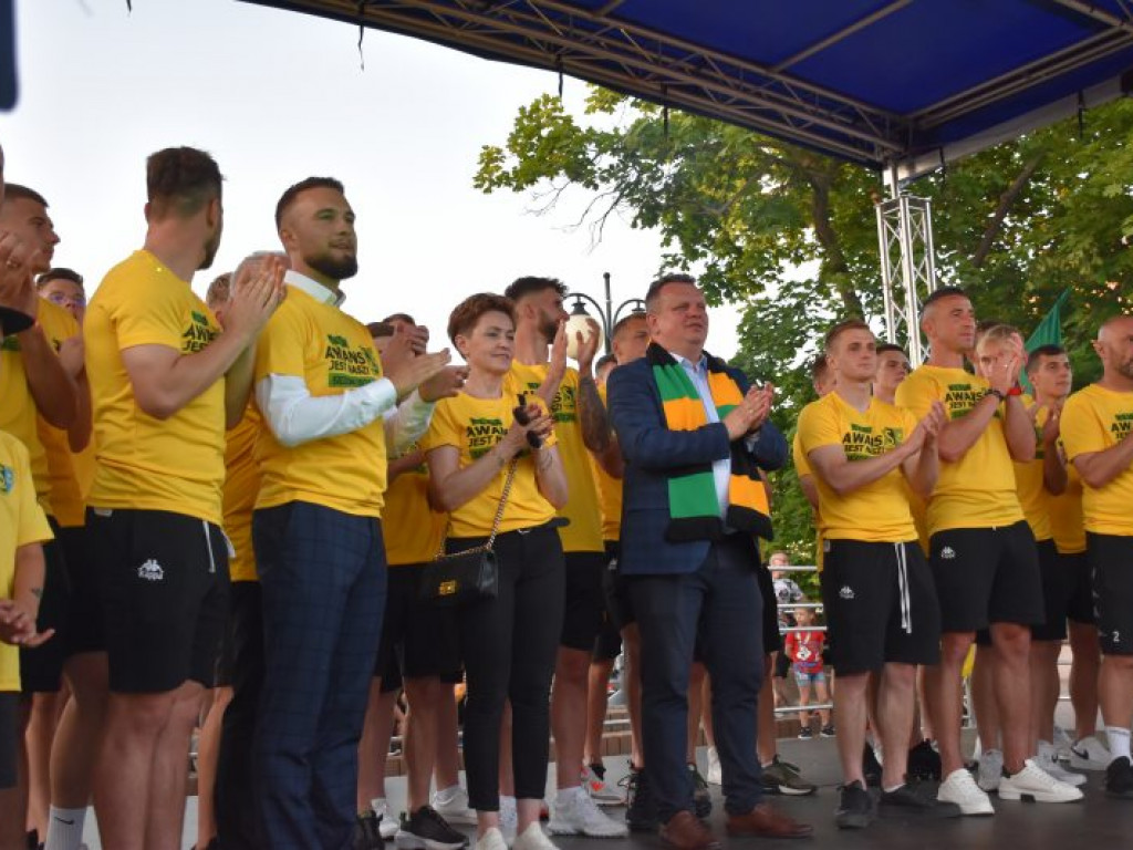 Tak kibice i piłkarze KS Siarka świętowali awans do II ligi. Zdjęcia z fety na runku