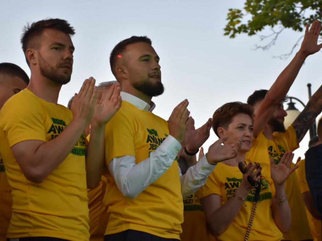 Tak kibice i piłkarze KS Siarka świętowali awans do II ligi. Zdjęcia z fety na runku