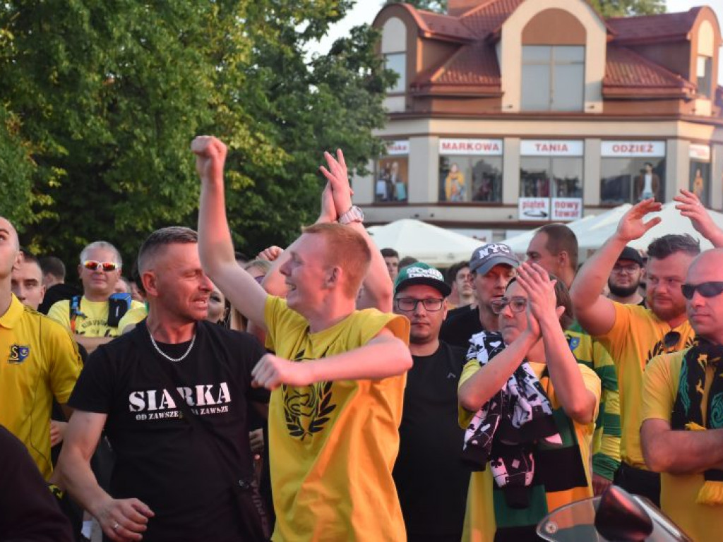 Tak kibice i piłkarze KS Siarka świętowali awans do II ligi. Zdjęcia z fety na runku