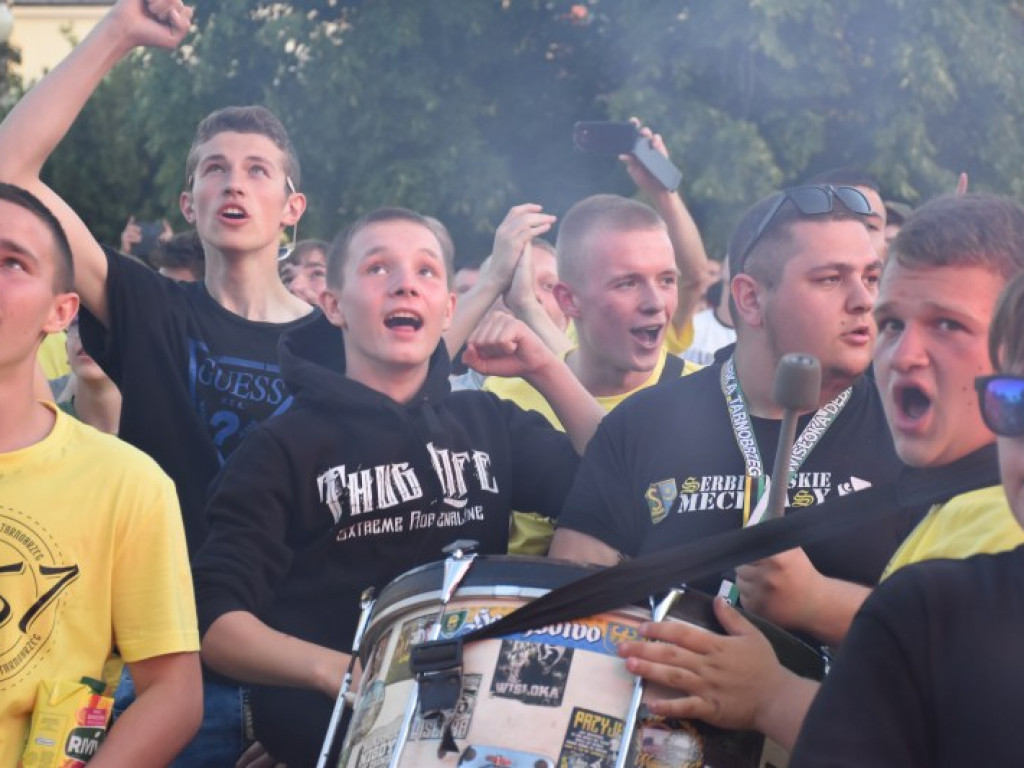 Tak kibice i piłkarze KS Siarka świętowali awans do II ligi. Zdjęcia z fety na runku