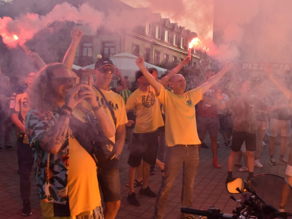 Tak kibice i piłkarze KS Siarka świętowali awans do II ligi. Zdjęcia z fety na runku