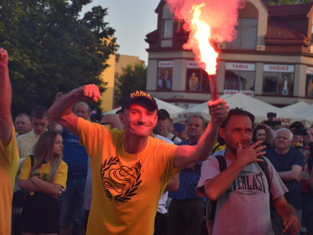 Tak kibice i piłkarze KS Siarka świętowali awans do II ligi. Zdjęcia z fety na runku