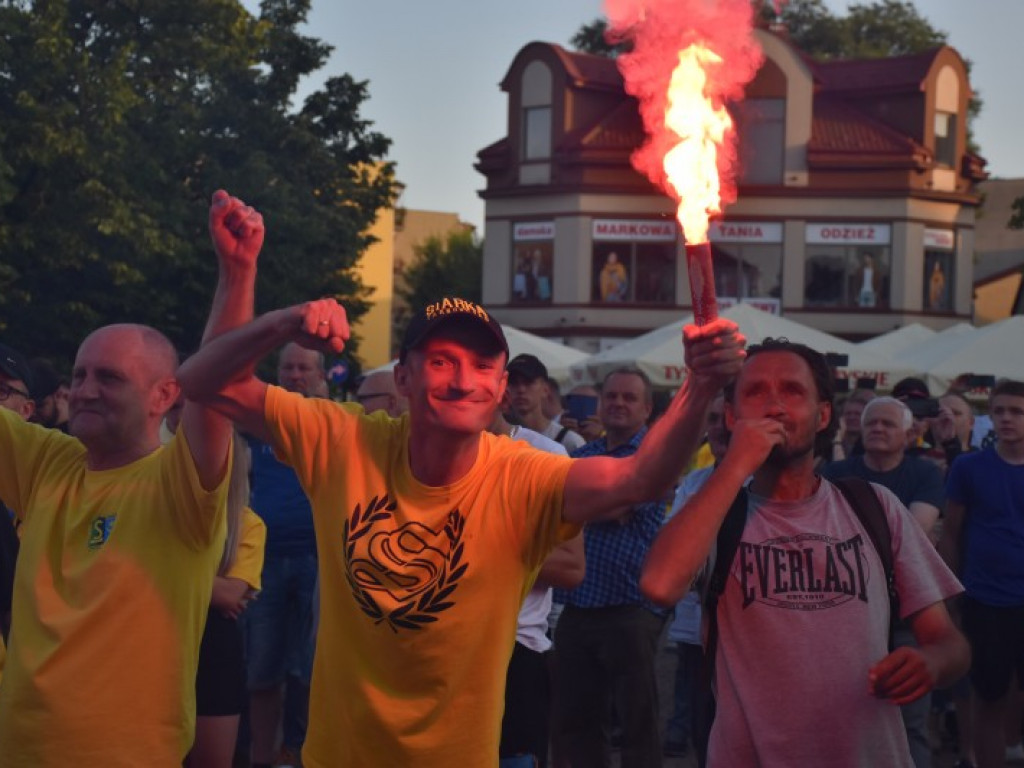 Tak kibice i piłkarze KS Siarka świętowali awans do II ligi. Zdjęcia z fety na runku
