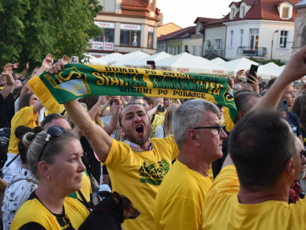 Tak kibice i piłkarze KS Siarka świętowali awans do II ligi. Zdjęcia z fety na runku