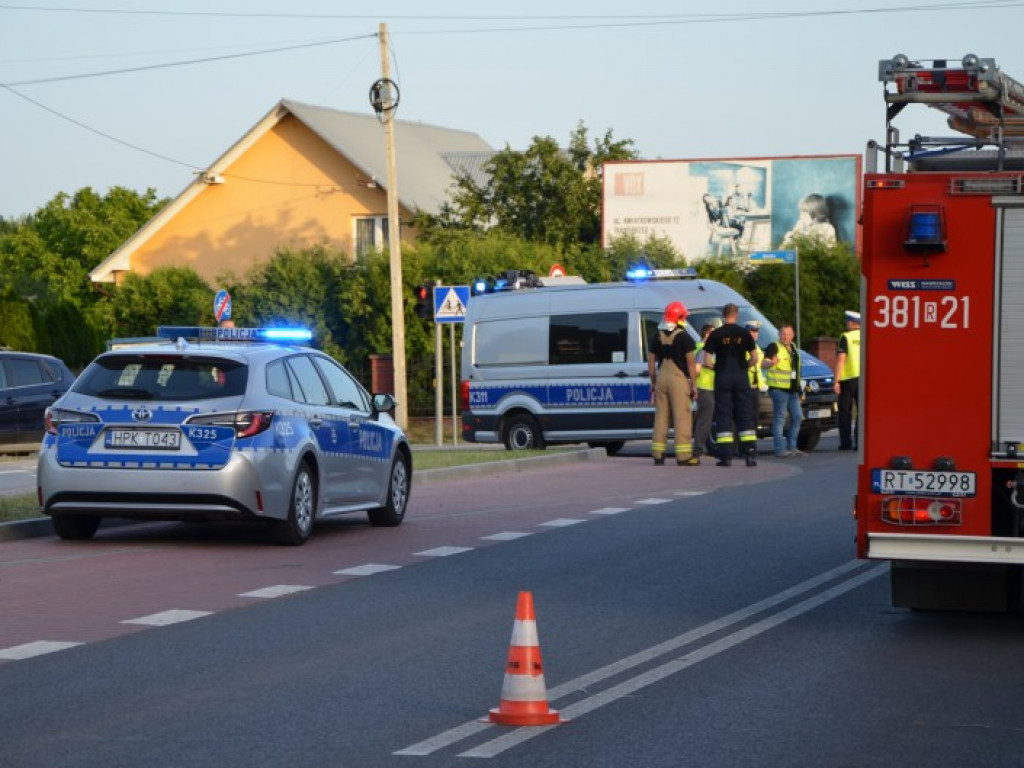 Zderzenie dwóch samochodów na ul. Orląt Lwowskich w Tarnobrzegu. Utrudnienia w ruchu [zdjęcia]