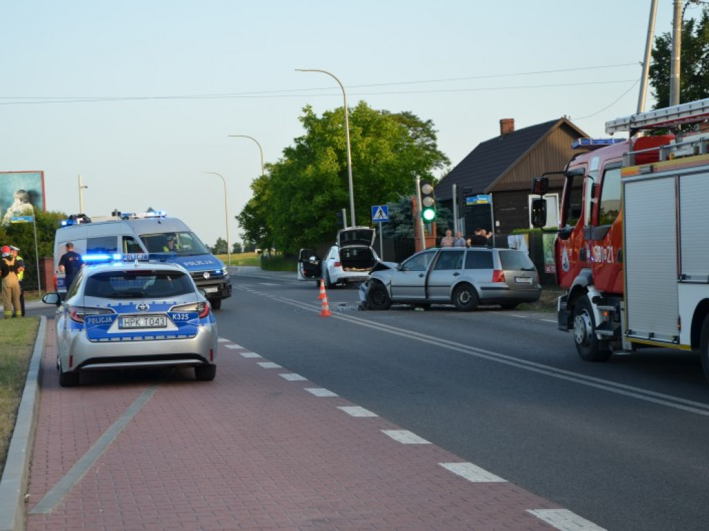 Zderzenie dwóch samochodów na ul. Orląt Lwowskich w Tarnobrzegu. Utrudnienia w ruchu [zdjęcia]