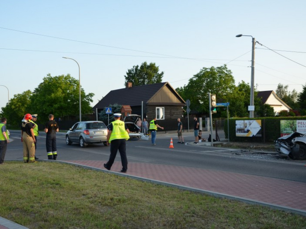 Zderzenie dwóch samochodów na ul. Orląt Lwowskich w Tarnobrzegu. Utrudnienia w ruchu [zdjęcia]
