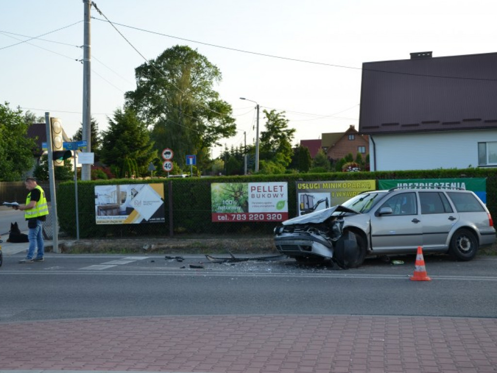 Zderzenie dwóch samochodów na ul. Orląt Lwowskich w Tarnobrzegu. Utrudnienia w ruchu [zdjęcia]