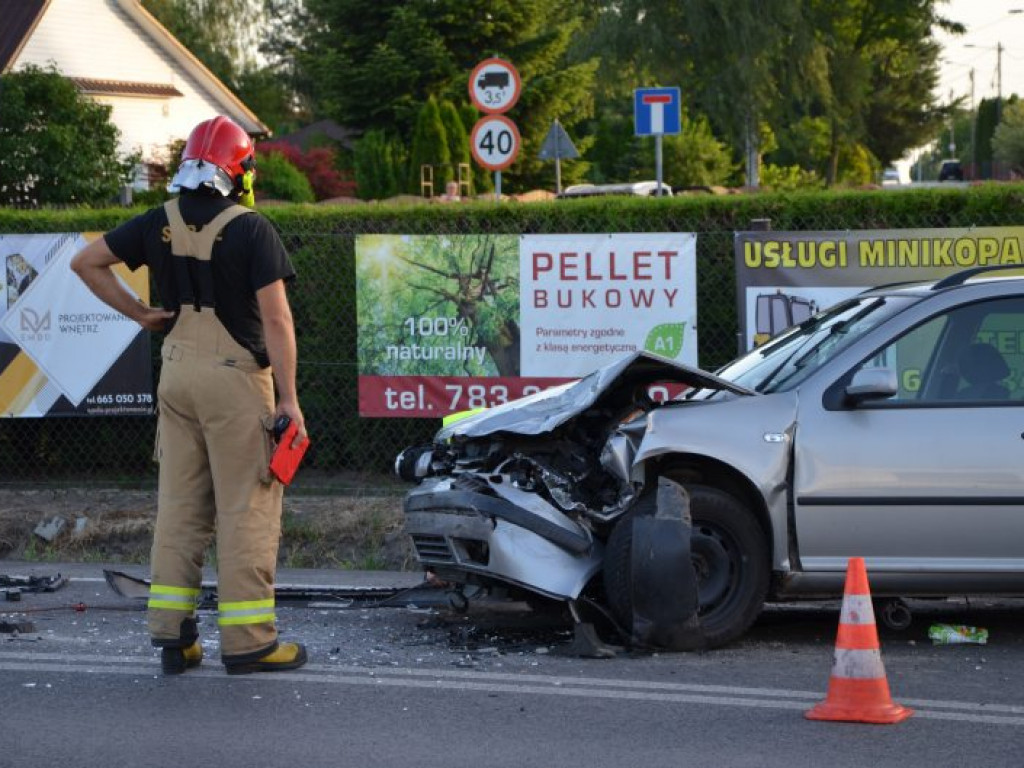 Zderzenie dwóch samochodów na ul. Orląt Lwowskich w Tarnobrzegu. Utrudnienia w ruchu [zdjęcia]