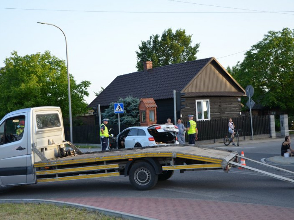 Zderzenie dwóch samochodów na ul. Orląt Lwowskich w Tarnobrzegu. Utrudnienia w ruchu [zdjęcia]