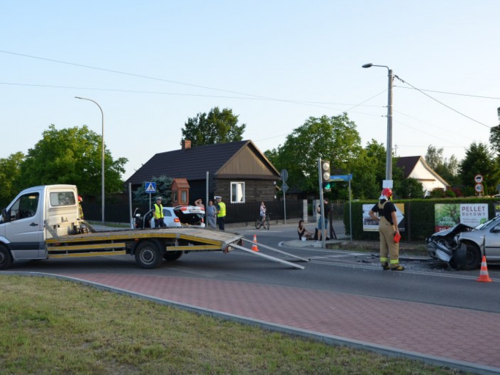 Zderzenie dwóch samochodów na ul. Orląt Lwowskich w Tarnobrzegu. Utrudnienia w ruchu [zdjęcia]