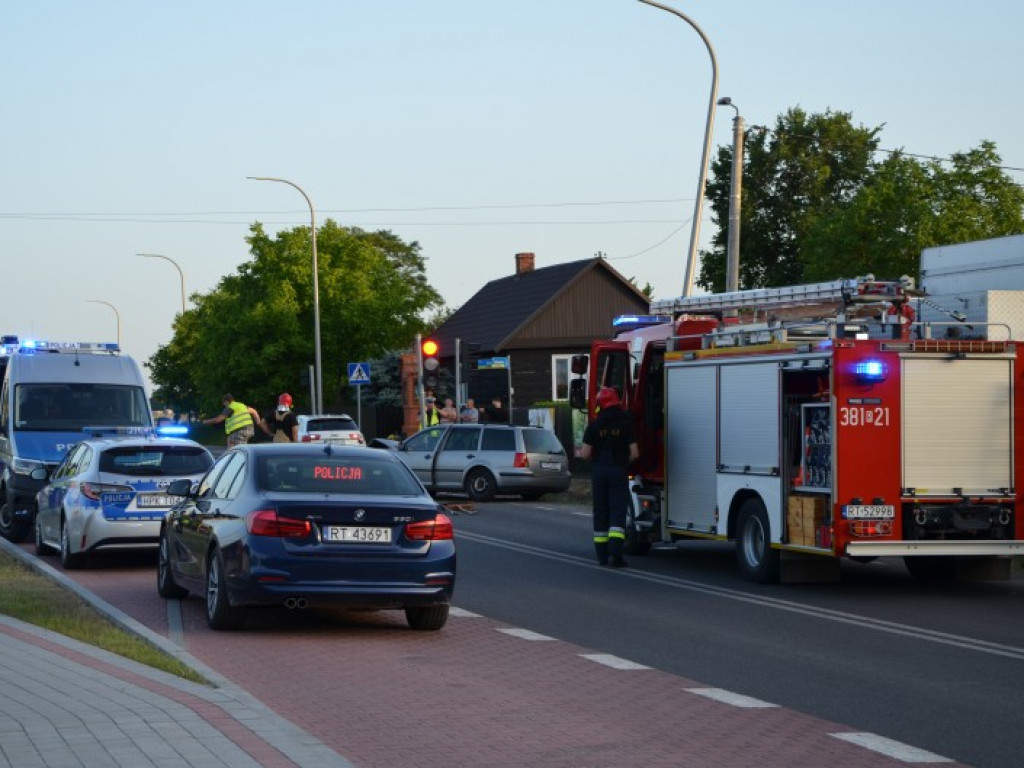 Zderzenie dwóch samochodów na ul. Orląt Lwowskich w Tarnobrzegu. Utrudnienia w ruchu [zdjęcia]