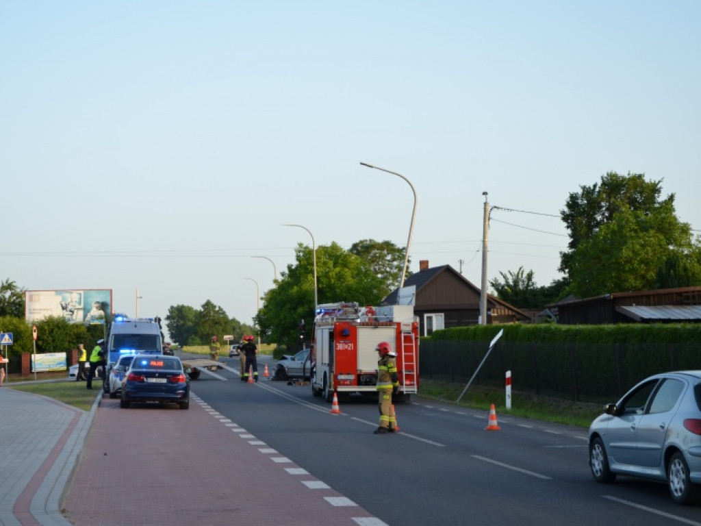 Zderzenie dwóch samochodów na ul. Orląt Lwowskich w Tarnobrzegu. Utrudnienia w ruchu [zdjęcia]