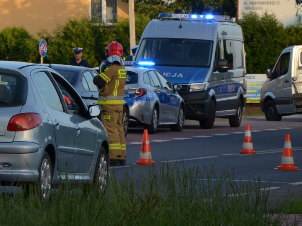 Zderzenie dwóch samochodów na ul. Orląt Lwowskich w Tarnobrzegu. Utrudnienia w ruchu [zdjęcia]