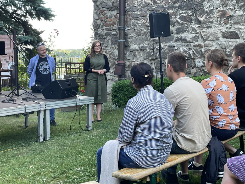 Wieczór z poezją śpiewaną w muzealnym ogrodzie. Publiczność była zachwycona [zdjęcia]