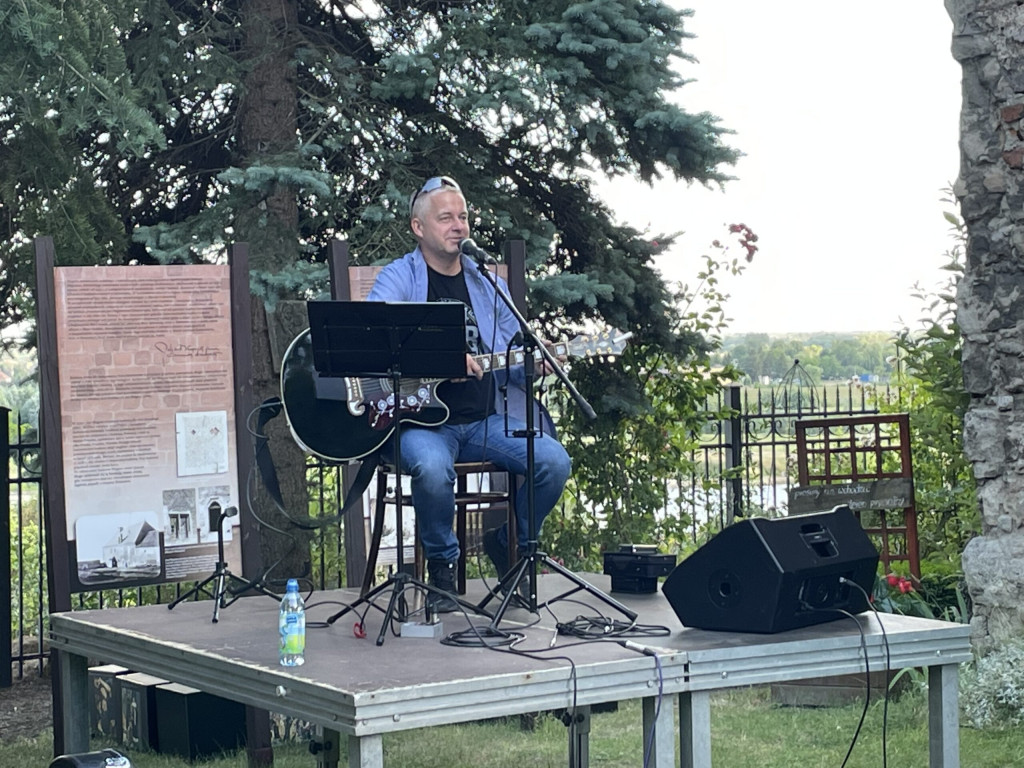 Wieczór z poezją śpiewaną w muzealnym ogrodzie. Publiczność była zachwycona [zdjęcia]
