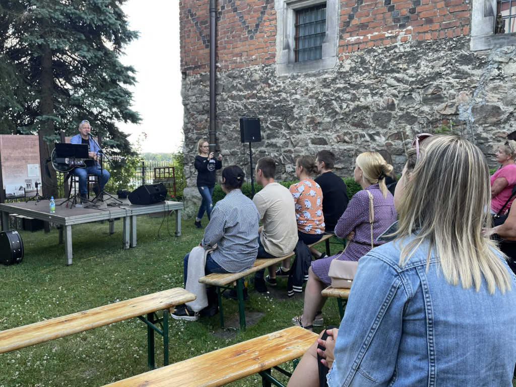 Wieczór z poezją śpiewaną w muzealnym ogrodzie. Publiczność była zachwycona [zdjęcia]