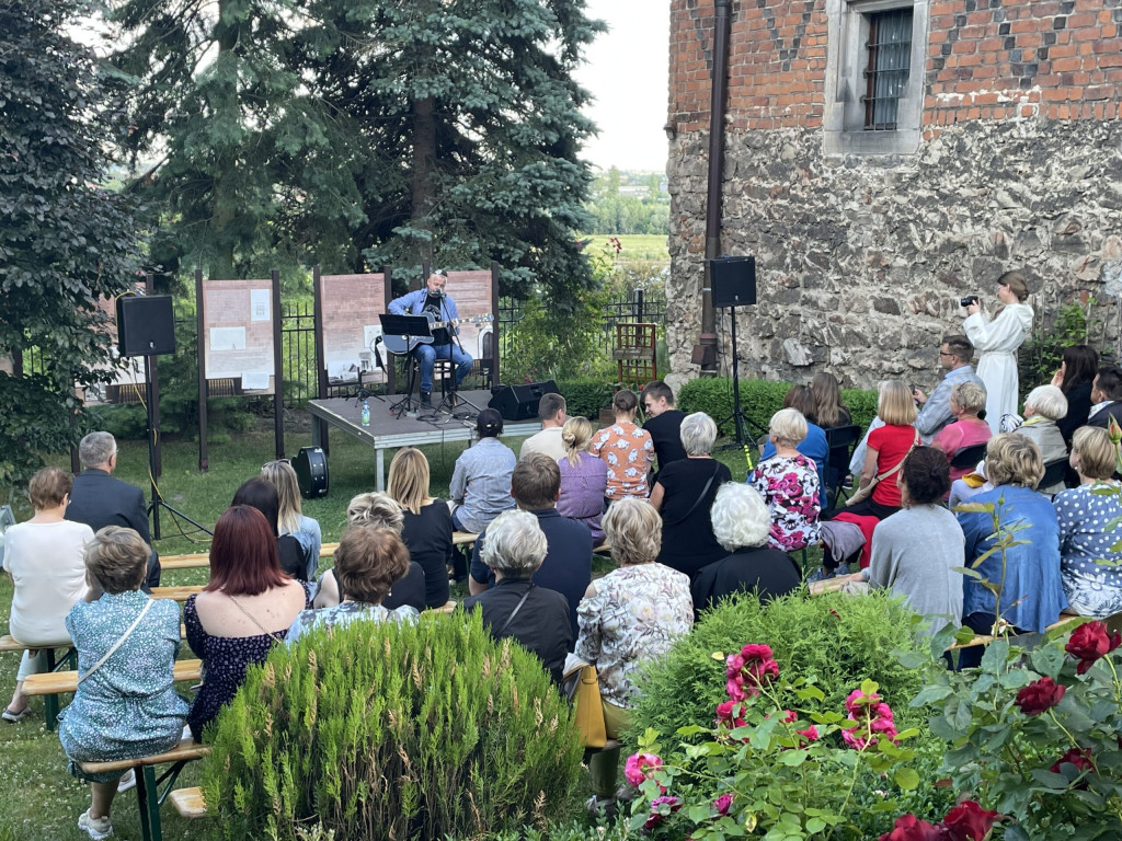 Wieczór z poezją śpiewaną w muzealnym ogrodzie. Publiczność była zachwycona [zdjęcia]
