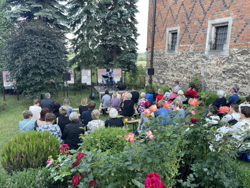 Wieczór z poezją śpiewaną w muzealnym ogrodzie. Publiczność była zachwycona [zdjęcia]