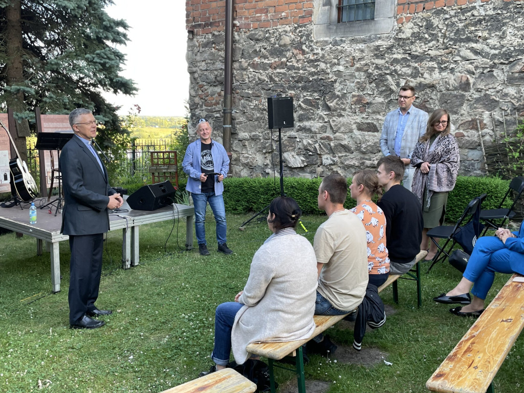 Wieczór z poezją śpiewaną w muzealnym ogrodzie. Publiczność była zachwycona [zdjęcia]