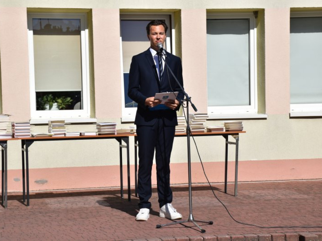 Tarnobrzeg. Uroczyste zakończenie roku szkolnego w 