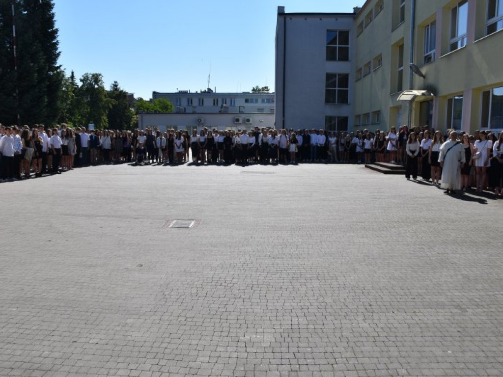Tarnobrzeg. Uroczyste zakończenie roku szkolnego w 