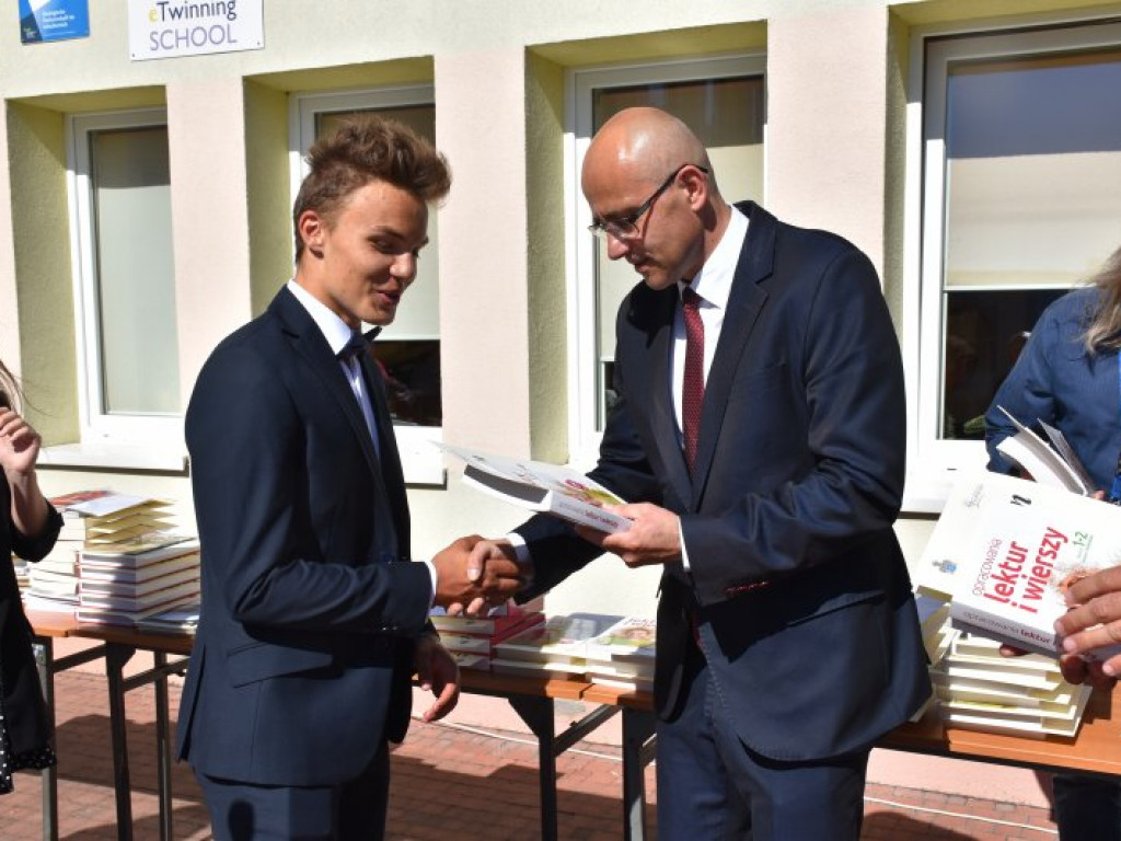 Tarnobrzeg. Uroczyste zakończenie roku szkolnego w 