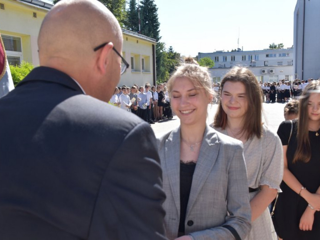 Tarnobrzeg. Uroczyste zakończenie roku szkolnego w 