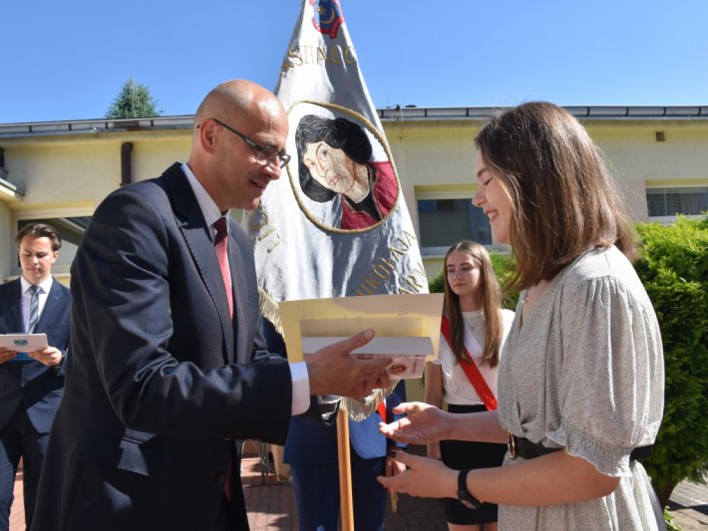 Tarnobrzeg. Uroczyste zakończenie roku szkolnego w 
