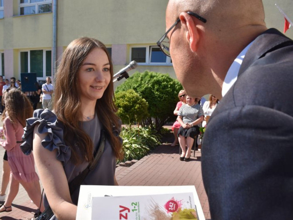 Tarnobrzeg. Uroczyste zakończenie roku szkolnego w 