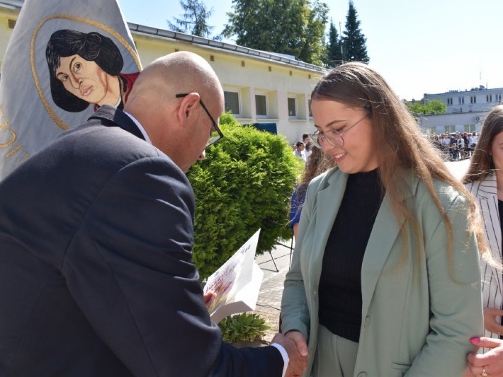 Tarnobrzeg. Uroczyste zakończenie roku szkolnego w 